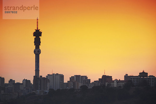 Blick auf Johannesburg Skyline bei Sonnenuntergang  Gauteng  Südafrika  Afrika