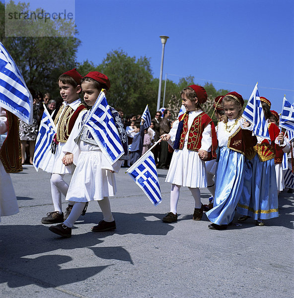 Kinder in Nationaltracht mit Fahnen  Unabhängigkeitstag feiern  Griechenland  Europa