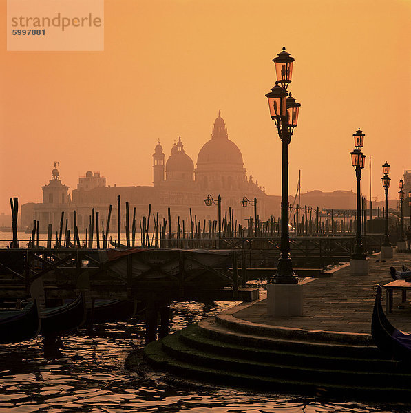 Sonnenuntergang über Santa Maria della Salute  Venedig  Veneto  Italien  Europa