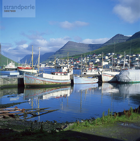 Fischerboote vor Anker im Hafen von Klaksvik  Färöer  Dänemark  Europa