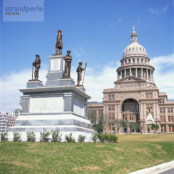 Alamo-Denkmal und das State Capitol in Austin  Texas  Vereinigte Staaten von Amerika  Nordamerika