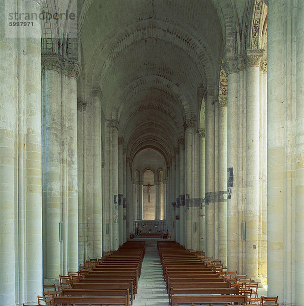 Innere romanische Kirche  die längste in Frankreich ohne Querschiff  bei Cunault in Anjou  Pays De La Loire  Frankreich  Europa