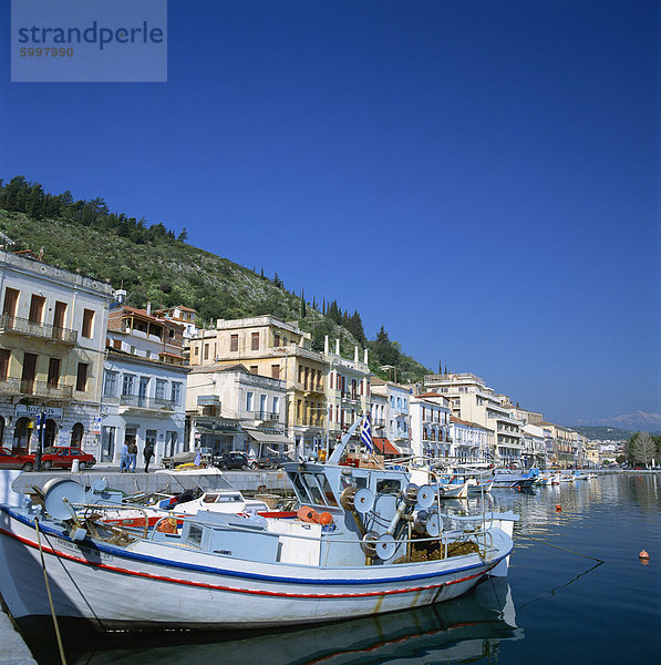 Boote und Gebäude am Wasser im Meer Markt und Hafen Stadt Neapolis  Peloponnes  Griechenland  Europa