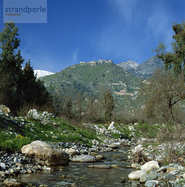 Landschaft mit Fluss und Kirche und Festung auf einem Hügel im Hintergrund von Mistras  Griechenland  Europa