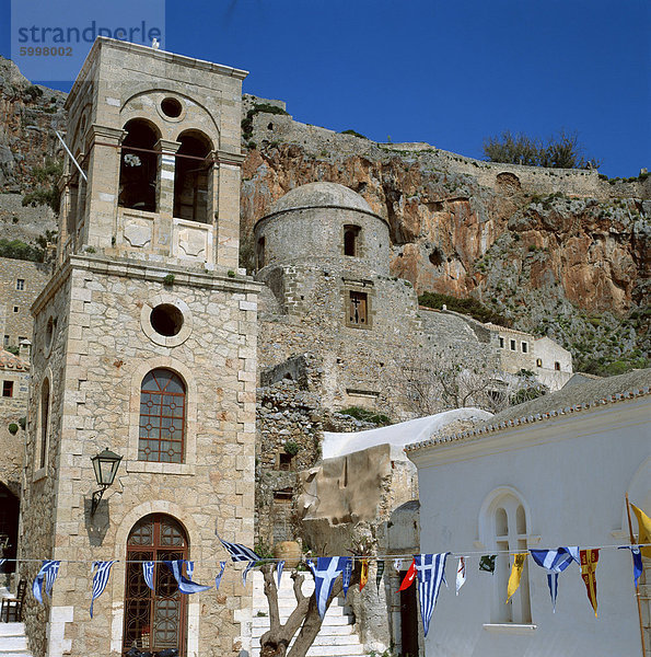 Griechische Flaggen und bunting für Unabhängigkeit-Tag  vor dem Glockenturm und die Kirche von Monemvasia  das Gibraltar Griechenland  Griechenland  Europa