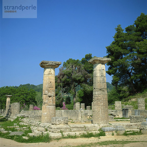 Spalten und Ruinen der Tempel des Zeus in Olympia  UNESCO World Heritage Site  Griechenland  Europa