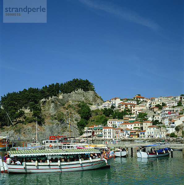 Touristische Boote und die Stadt Parga im Hintergrund  Griechenland  Europa