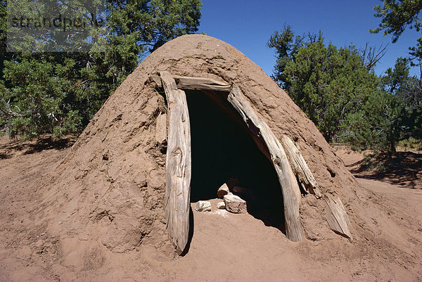 Ein Navajo-Dampfbad  wo Wasser auf den heißen Stein für Dampf und mit Tür bestreut ist  geschlossen eine oder zwei können crouch  Arizona  Vereinigte Staaten von Amerika  Nordamerika