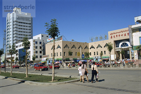 Straßenszene in den neuen wohlhabenden Kuytun in Xinjiang  China  Asien