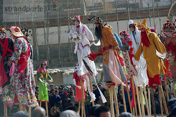 Stelzenläufer Tänzer Parade an Silvester in der chinesischen Provinz Qinghai  China  Asien