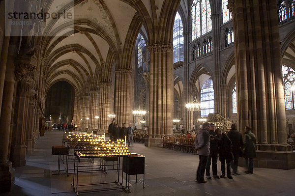 Südflügel und das Kirchenschiff der gotischen Kathedrale Notre-Dame  erbaut aus rotem Sandstein  UNESCO-Weltkulturerbe  Straßburg  Elsass  Frankreich  Europa