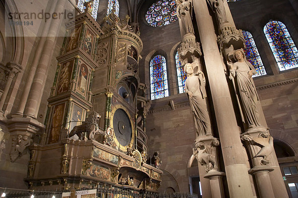 Säule der Engel aus dem 13 Jahrhundert und 16. Jahrhundert astronomische Uhr im südlichen Querschiff der gotischen Kathedrale Notre-Dame  gebaut aus rotem Sandstein  UNESCO-Weltkulturerbe  Straßburg  Elsass  Frankreich  Europa