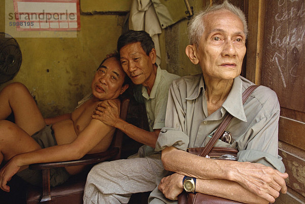 Porträt von drei Männern  ein Schuh-Hersteller und -Flicker  in Vietnam  Indochina  Südostasien  Asien
