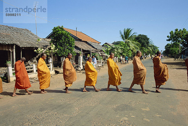 Mönche mit Schalen unter Safran Roben betteln gehen morgens in Kambodscha  Indochina  Südostasien  Asien