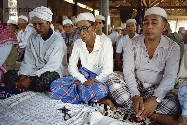 Muslimische Männer an Gebete an Siem Reap in Kambodscha  Indochina  Südostasien  Asien