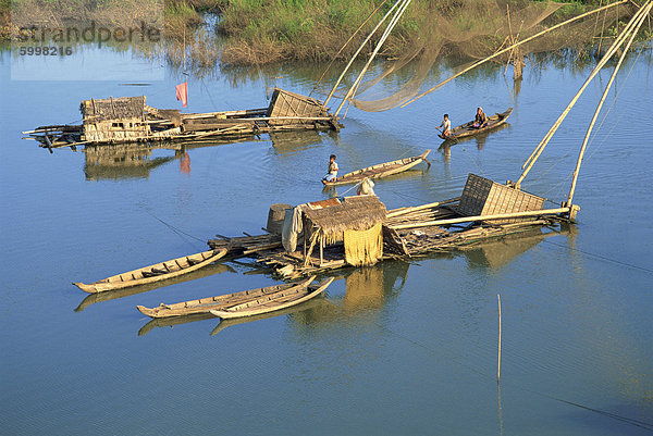 Angeln Flöße und Fischer auf Kanus in Kambodscha  Indochina  Südostasien  Asien