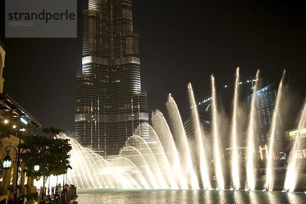 Blick auf den Burj Khalifa-Turm bei Nacht  Dubai  Vereinigte Arabische Emirate  Naher Osten