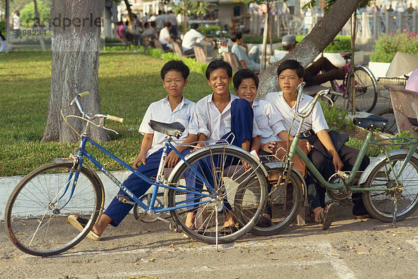 Eine Gruppe von jungen mit dem Fahrrad in Vietnam  Indochina  Südostasien  Asien