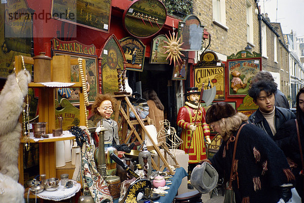 Assortierte Antiquitäten außerhalb Geschäft  angezeigt  Portobello Market  London  England  Vereinigtes Königreich  Europa