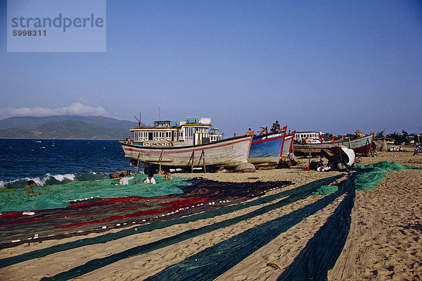 Weiler Fischnetz reparieren  Hai Duang  Nha Trang  Vietnam  Indochina  Südostasien  Asien