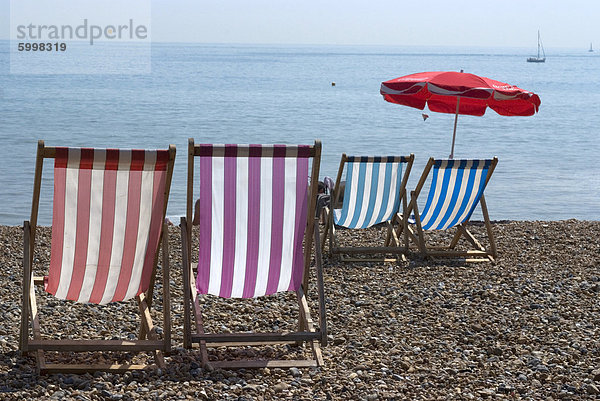 Farbige Liegestühle auf der Kiesel-Strand  Brighton  Sussex  England  Vereinigtes Königreich  Europa