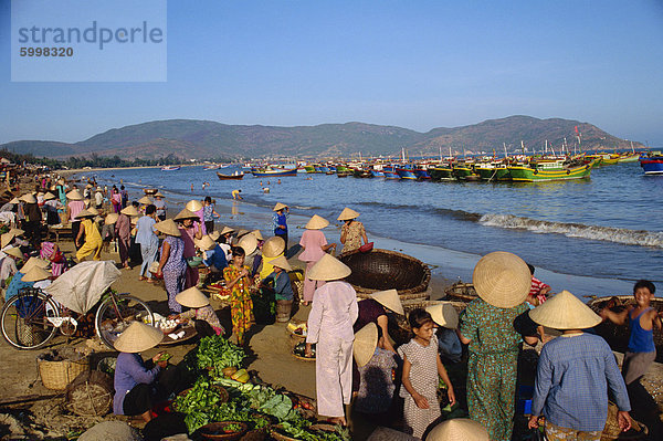 Tägliche Fischmarkt am Strand  Quinhon-Stadt  Vietnam  Indochina  Südostasien  Asien