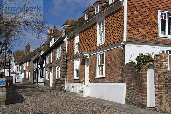 Typische Straße  neben der St. Marien Kirche  Rye  East Sussex  England  Großbritannien  Europa