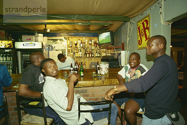 Hanging out in einem Sheebeen in der Fundani Township in Port Elizabeth  Südafrika  Afrika