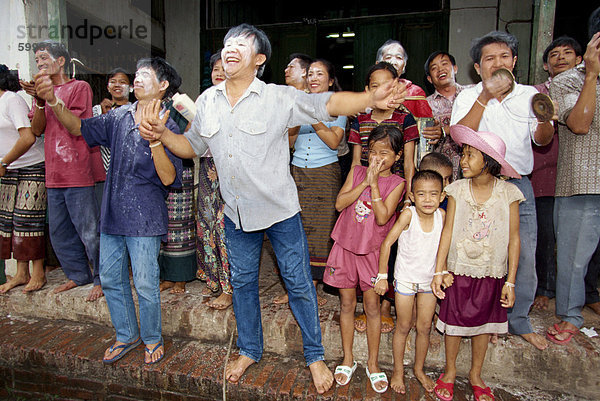 Menschen bei der jährlichen Pimai-Wasser-Festival oder dem Lao Neujahr Festival in Stadt Luang Prabang  Laos  Indochina  Südostasien  Asien