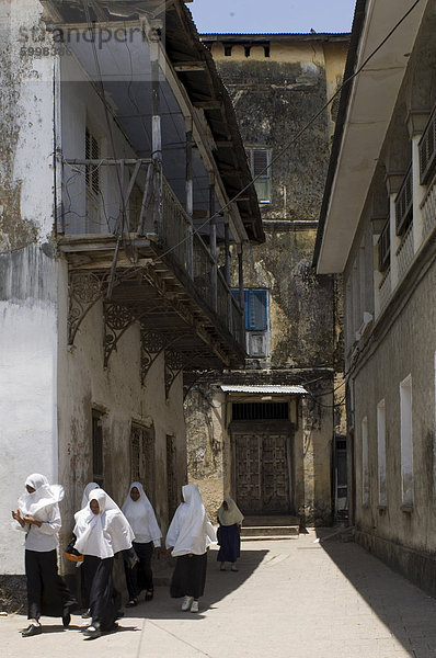 Schulmädchen in weißen Kopftuch Wandern in Stone Town  Sansibar  Tansania  Ostafrika  Afrika