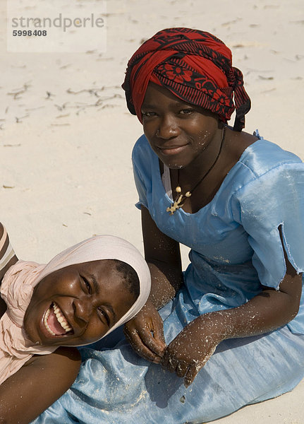 Einheimische Frauen in bunten Kleid am Strand  Afrika  Ostafrika  Paje  Zanzibar  Tansania