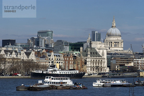 Blick von der Waterloo Bridge mit Blick auf die Themse und die Stadt  darunter St. Pauls Cathedral  London  England  Großbritannien  Europa