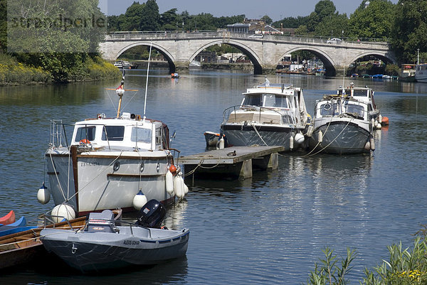 Die Brücke über die Themse mit Sportbooten im Vordergrund  Richmond  Surrey  England  Vereinigtes Königreich  Europa