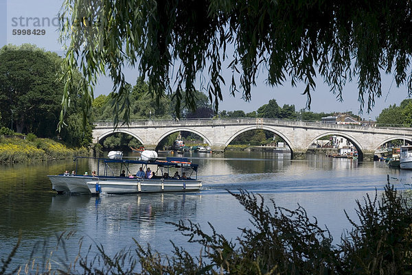 Die Brücke über die Themse bei Richmond  Surrey  England  Vereinigtes Königreich  Europa
