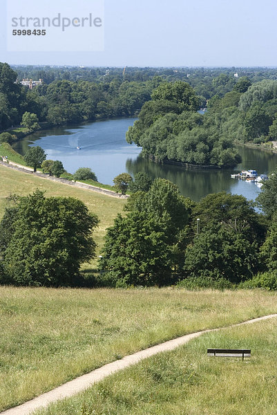 Blick über die Themse von Richmond Hill  Richmond  Surrey  England  Vereinigtes Königreich  Europa