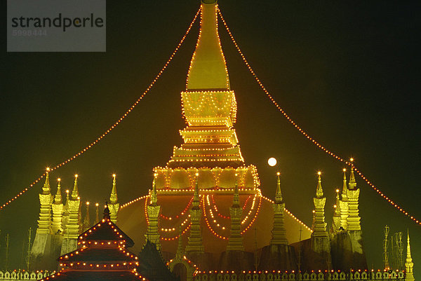 Lichter beleuchten die große Stupa von Pha  die Luang bei Vollmond in Makkha Bu Saa  buddhistischen Fastenzeit  in Vientiane  Laos  Indochina  Südostasien  Asien