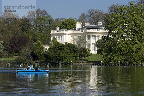 Die Holme  einer Privatresidenz erbaut im 19. Jahrhundert als Teil der John Nash Originallayout Park aus gesehen  über den Bootfahren See  Regents Park  London  England  Großbritannien  Europa