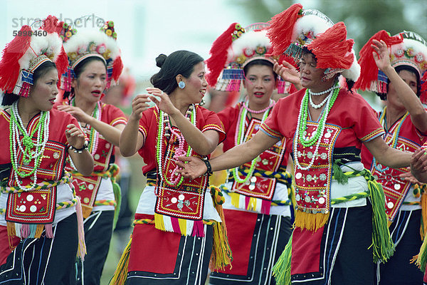Eine Gruppe von Frauen der Hwalien Stämme in traditioneller Kleidung während der Bauernherbst  August-September  in Taiwan  Asien