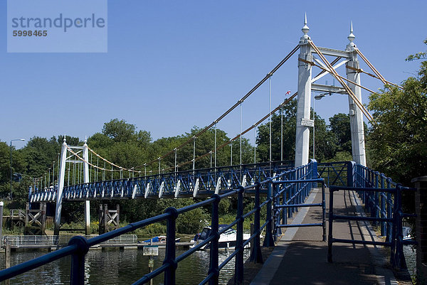 Brücke über die Themse in der Nähe von Teddington Lock  Teddington  in der Nähe von Richmond  Surrey  England  Vereinigtes Königreich  Europa