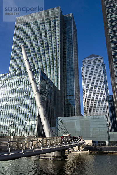 Blick über die Brücke Richtung Canary Wharf und Türme  Docklands  London  England  Vereinigtes Königreich  Europa