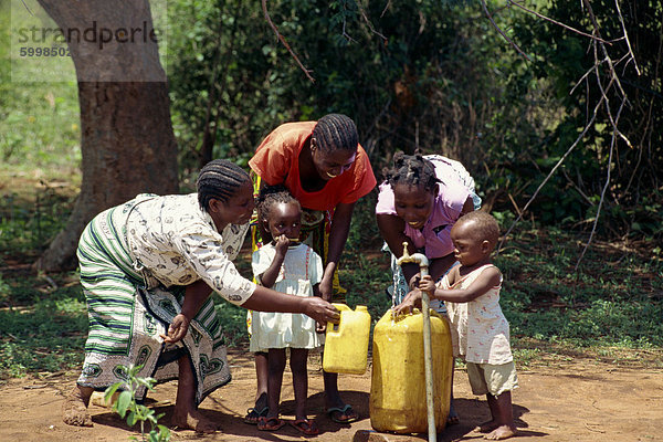 Gemeinschaft Wasserprojekt klopfen  Taveta District  Kenia  Ostafrika  Afrika
