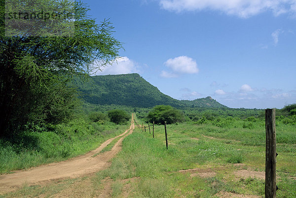 Grenze Zaun  Tsavo West Nationalpark  Kenia  Ostafrika  Afrika