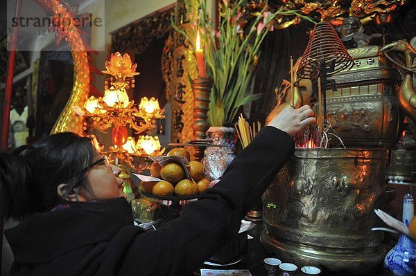 Frau betend in einem Hanoi buddhistische Tempel  Hanoi  Vietnam  Indochina  Südostasien  Asien