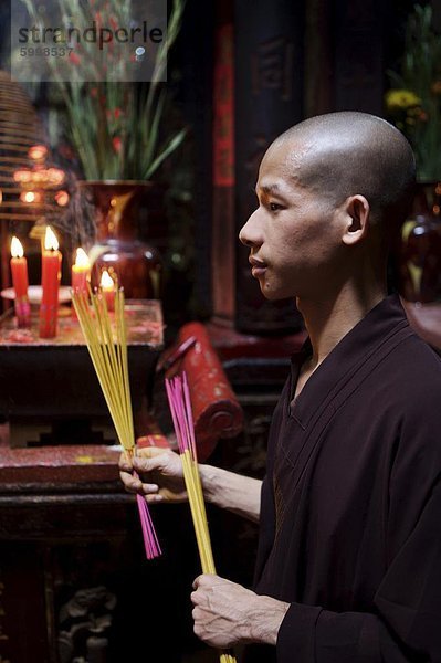 ' Mönch mit Räucherstäbchen während der Zeremonie in einem buddhistischen Tempel  Ho Chi Min-Stadt  Vietnam  Indochina  Südostasien  Asien & # 10