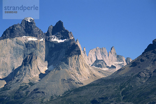 Gezackten Gipfeln über die Cuernos del Paine  2600m  in den Nationalpark Torres del Paine  Chile  Südamerika