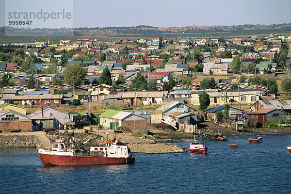 Boote am Ufer und die Stadt von Puerto Natales  in Magallanes  Chile  Südamerika