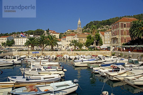 Boote in den Hafen und die Stadt Hvar auf der Insel Hvar  dalmatinische Küste  Kroatien  Europa