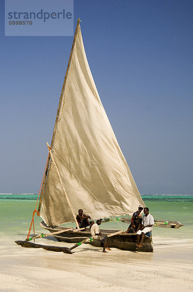 Eine traditionelle hölzerne Segeln Dau am Kiwendwa Strand  Sansibar  Tansania  Ostafrika  Afrika