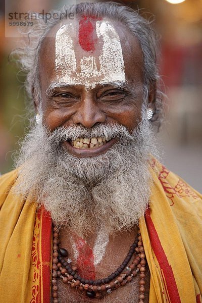 Lächelnd Sadhu mit Vishnu Mark auf seiner Stirn  Rishikesh  Uttarakhand  Indien  Asien