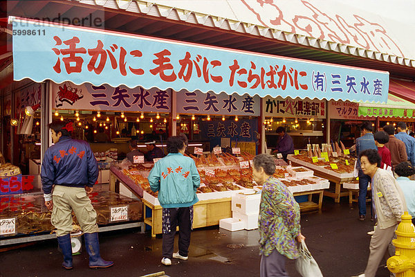 Shopper und Stände auf dem Fischmarkt in Hakodate  Japan  Asien